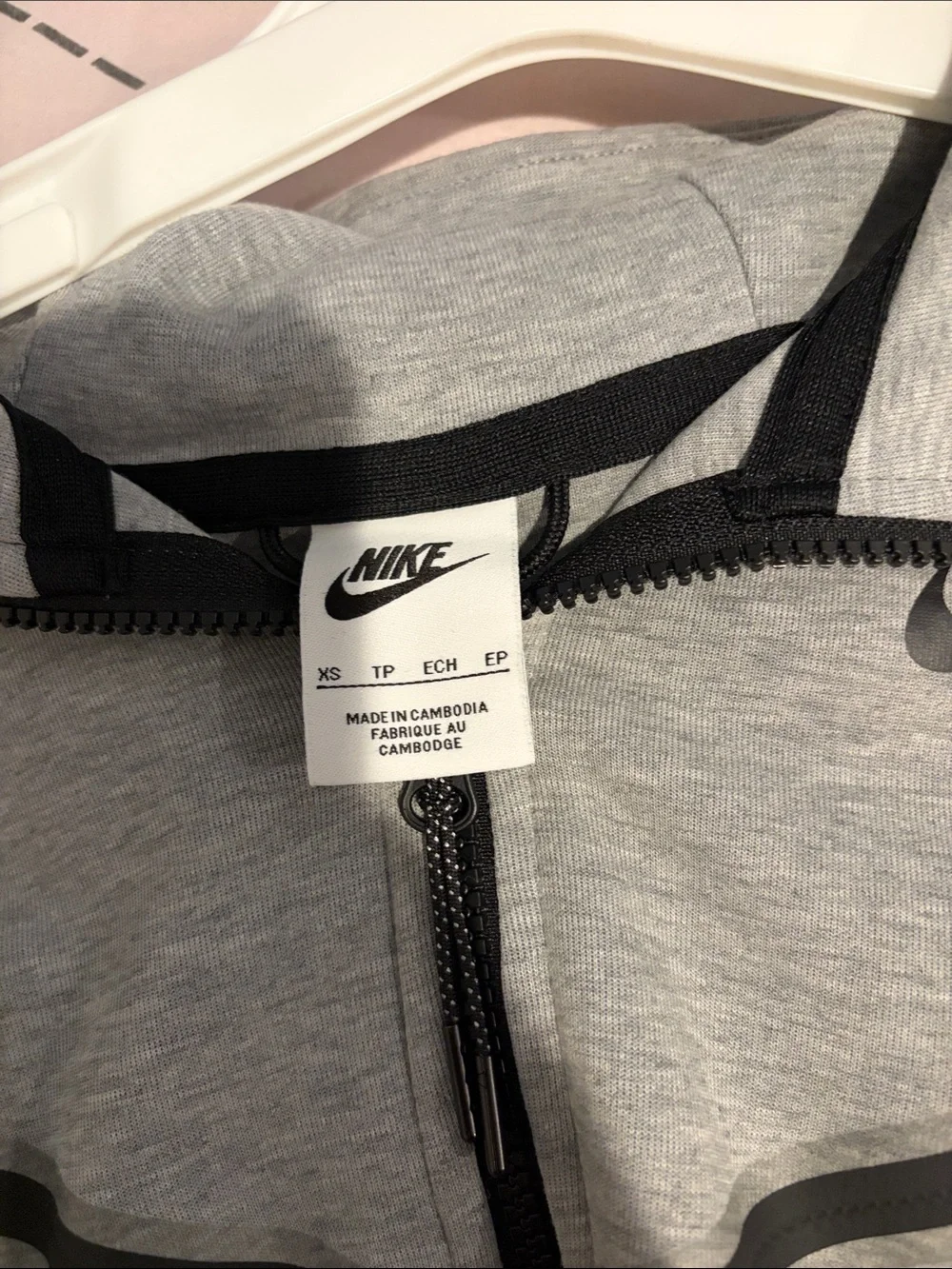 Nike Tech Women’s Light Gray Full-Zip Athletic Hoodie with Black Trim